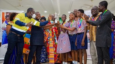 Tetrete Okuamuah Sekyim II handing over the trophy to the winners