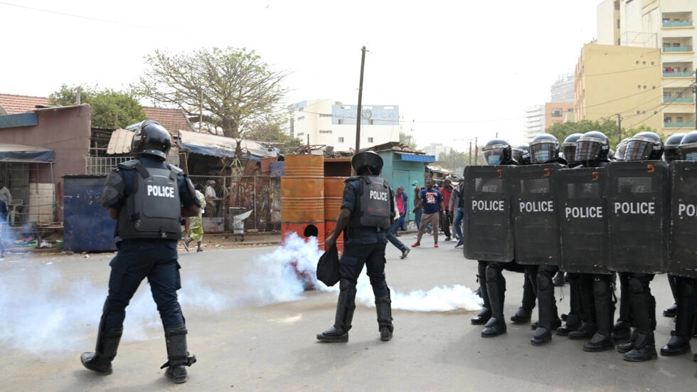 • Police push back supporters of Senegals opposition leader Ousmane Sonko at the courthouse