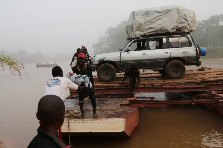 • Congolese workers expelled from Angola cross a river on the road to Tshikapa in Kasai accident