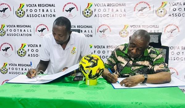 • Mr Ayivor (right) and Mr Agbogah signing the sponsorship dealtteh