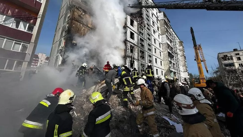Rescuers in Uman pulled casualties from the rubble