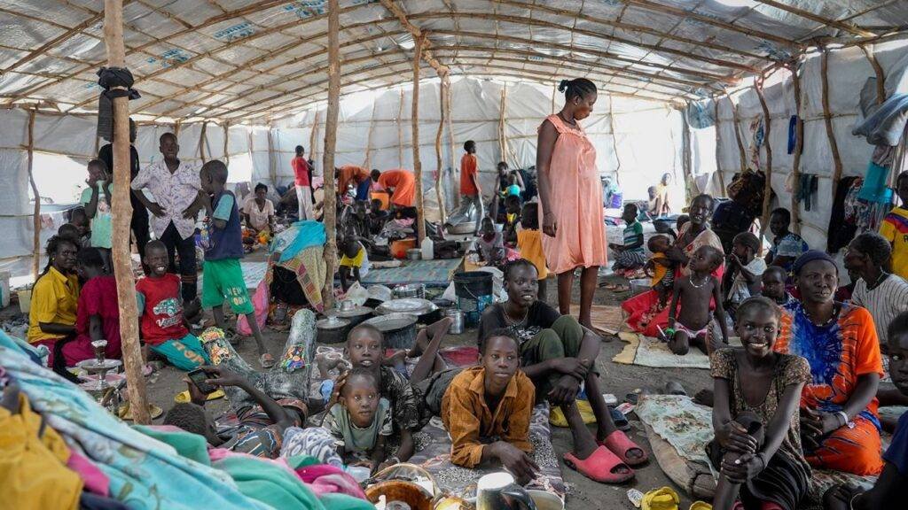 • Tens of thousands of South Sudanese are flocking home from neighbouring Sudan in which violence erupted last month. Credit : Sam Mednick/AP