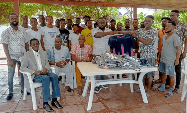 • Mr Tutu Darkwah (left) making the presentation, whilst the players and others look on. Seated (extreme left) is Amb. Ray Quarcoo