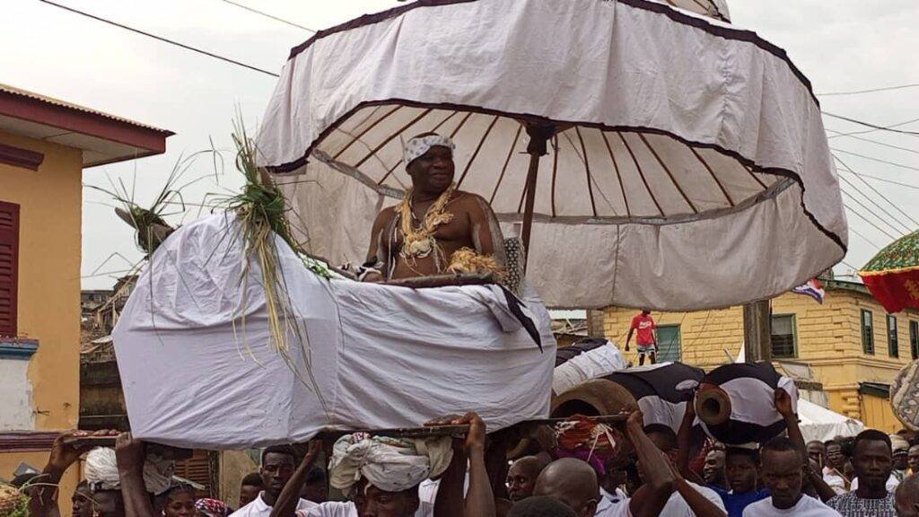 Nana Kwadwo Conduah VI, in a palanquin during a procession of chiefs to the durbar grounds