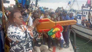 Mrs Mavis Hawa Koomson, symbolically announcing the closed fishing season