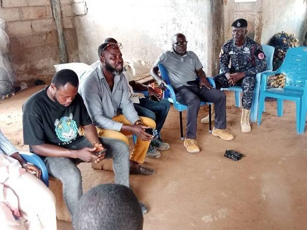 • Officials from FEU in a meeting with the fishermen at Ngyiresia