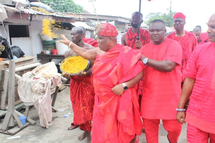 Nii Gbese (middle) sprinkling the kpokpoi