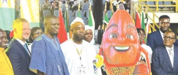 Mustapha Ussif (third left), Samson Deen (in white) and officials by the Games' mascot at the ceremony