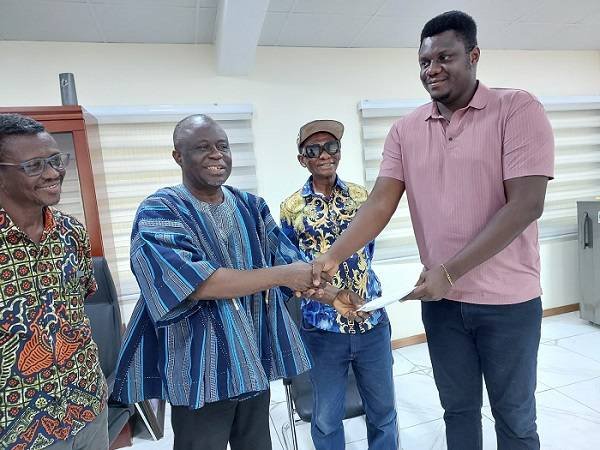 Mr Yaw Frimpong Addo receiving the cheque from Amen Amenreynolds Amen (right)