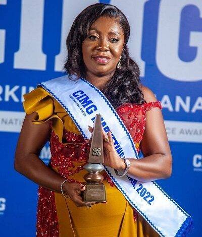 Mrs Obo-Nai displaying her award