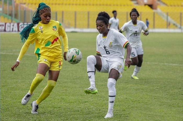 • Jennifer Cudjoe tries to lob the ball over marker Yolande Gnanmi Photo: Nii Otoe Bruce-Tagoe