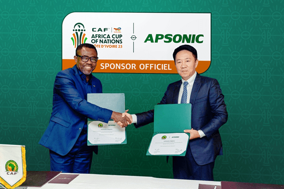 • Mr. Véron Mosengo Omba, CAF General Secretary (left) and Mr. Zhang Lian, President of Sincerity Group exchanging the partnership agreement