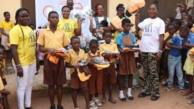 Ms Asmah (right) with the school children and members of the group