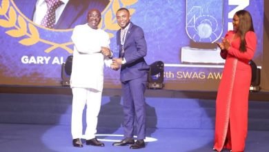 Dr Bawumia presenting an award to Gary Al Smith