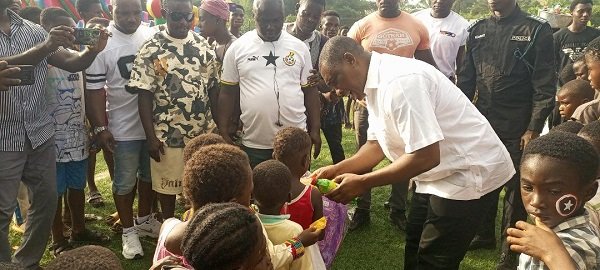 Mr Duker sharing items to the children during the event