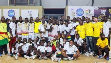 • Nii Lante Bannerman (with trophy) flanked by players and officials of the handball team