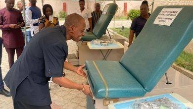 • Dr Tettegah demonstrating how the delivery bed is used