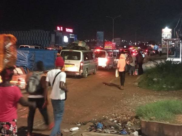 Some Commuters abonding their vehicles and walking to their homes