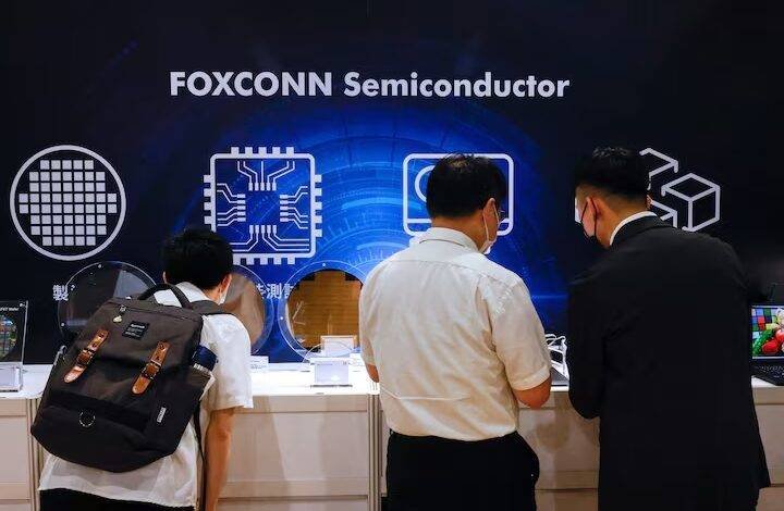 Foxconn shareholders look at wafers on display after the annual shareholder meeting in New Taipei City, Taiwan May 31, 2023. REUTERS/Ann Wang/File Photo Purchase Licensing Rights