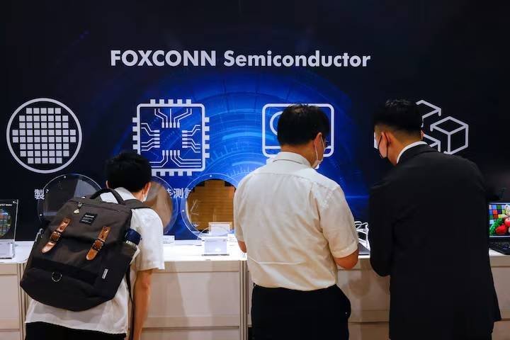 Foxconn shareholders look at wafers on display after the annual shareholder meeting in New Taipei City, Taiwan May 31, 2023. REUTERS/Ann Wang/File Photo Purchase Licensing Rights