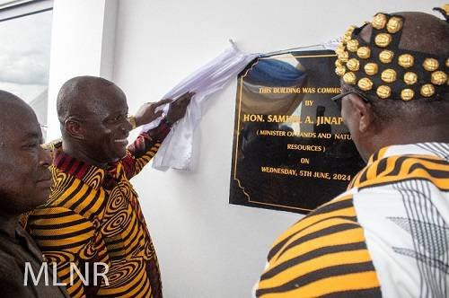 Mr Jinapor (left) being assited by Oseadieyo Dr. Frimpong Manso IV to unveil the plaque of the office complex