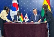 Dr Adam (second from left) and South Korea representative appending their signatures to the agreement