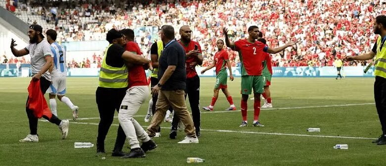 • Hakimi reacts as pitch invaders cause havoc