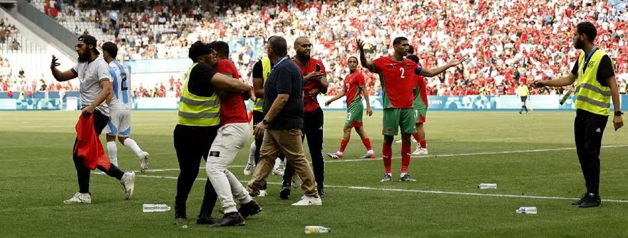 Ghana: Paris 2024: Fans invade pitch as Argentina rescue 2-2 draw against Morocco Ghana: Paris 2024: Fans invade pitch as Argentina rescue 2-2 draw against Morocco