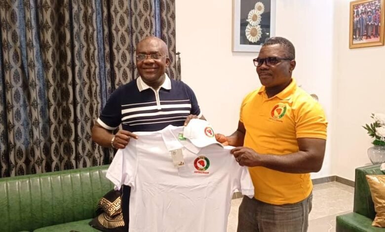 • Mr Francis Kingsley Arthur (right) presenting a polo shirt to Dr James Orleans-Lindsay