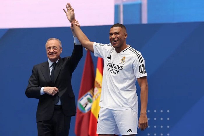 Pérez with Mbappé at the unveiling