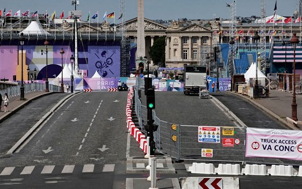 • The Concorde bridge in Paris with traffic facilities
