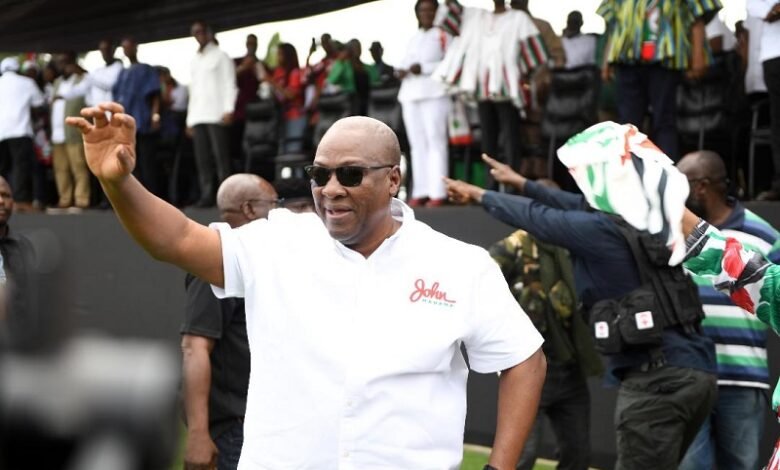 Former President John Mahama responding to cheers from the supporters on arrival Photo: Geoffrey Buta