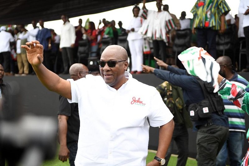 Former President John Mahama responding to cheers from the supporters on arrival Photo: Geoffrey Buta