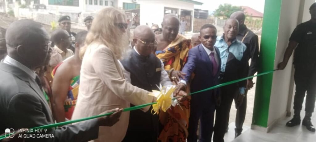 Mr Johnson Akuamoah Asiedu (right), Portfolio Manager, Ms Viktoria Kowarzik of Kfw (left) supporting Dr Archibald Latsa (middle), the Volta Regional Minister, to inaugurate the Audit Service building in Ho