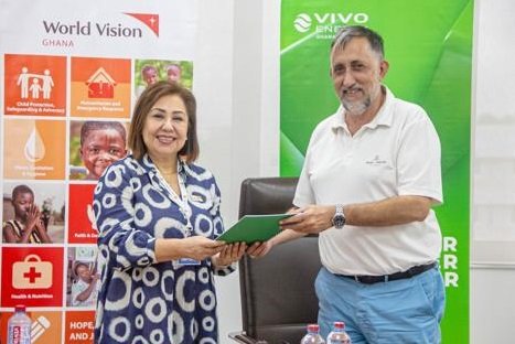 Jean-Michel Arlandis (right) and Laura Cristina Del Valle signing the MoU