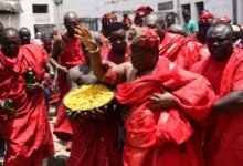 Nii Ayi-Bonte II sprinkling Kpokpoi at the festival