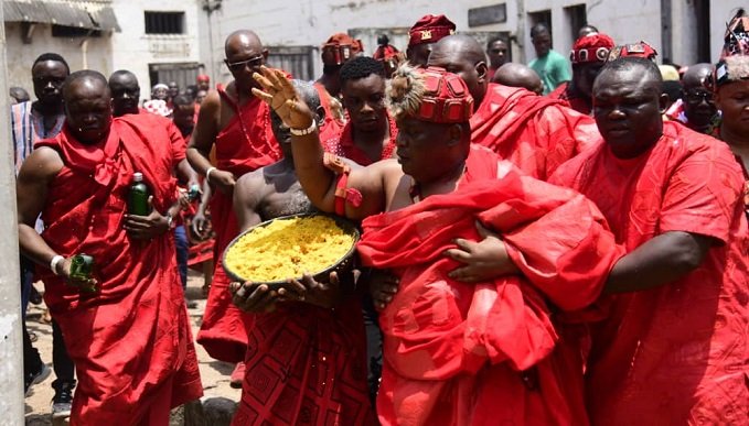 Nii Ayi-Bonte II sprinkling Kpokpoi at the festival