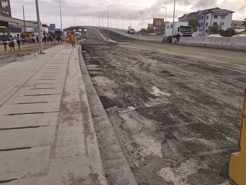 • Asphalt overlay on the Obetsebi- Lamptey Interchange in progress Photo: Victor A. Buxton