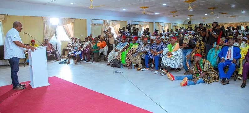 •
Former President John Dramani Mahama addressing the gathering during his tour