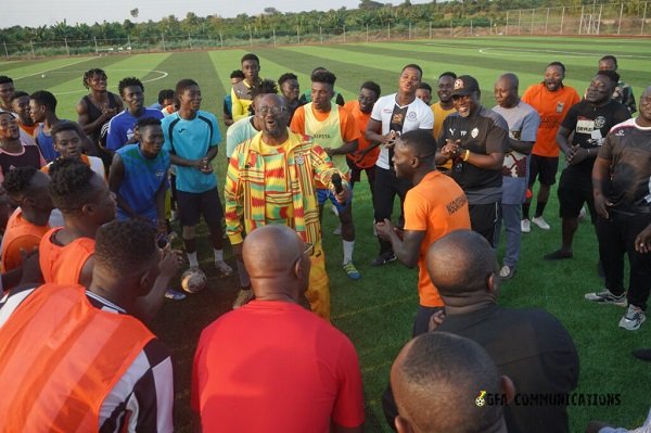 • Kurt Okraku (middle) with players of Nsoatreman at one of their training sessions