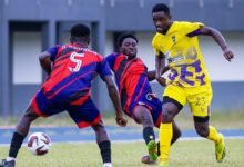 • Cities, George Asamoah and Dennis Adoma try to block Prosper Boakye (yellow) from going past them