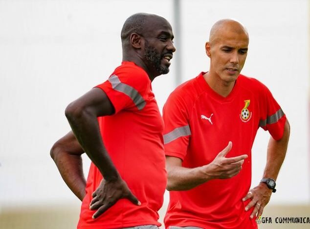 • Coach Otto Addo (left) plotting Niger’s defeat with one of his assistants