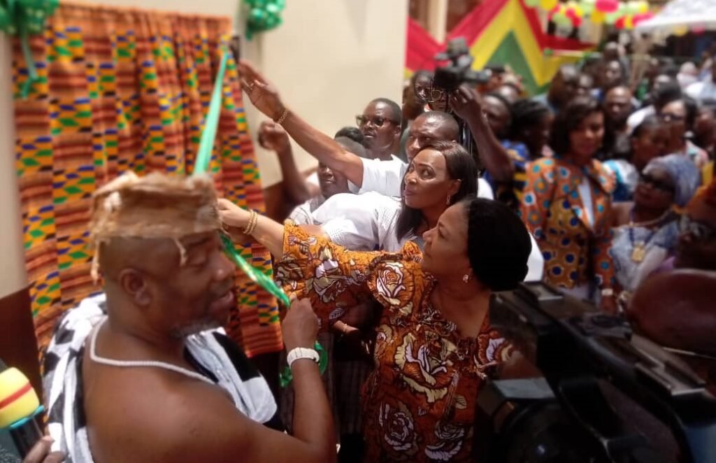 • Mrs Rebecca Akufo-Addo being assisted by Ga Mantse, Nii Tackie Tsuru II, to cut the tape to hand over the schools