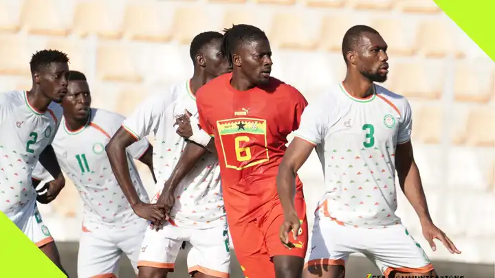 • Ghana’s Salisu Mohammed (in red) sandwiched by Niger defenders