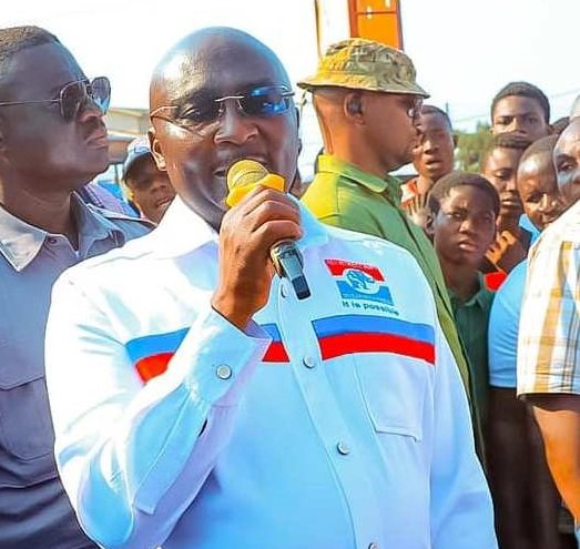 • Dr Bawumia (right) exchanging greetings with some traders at the Kaneshie Market