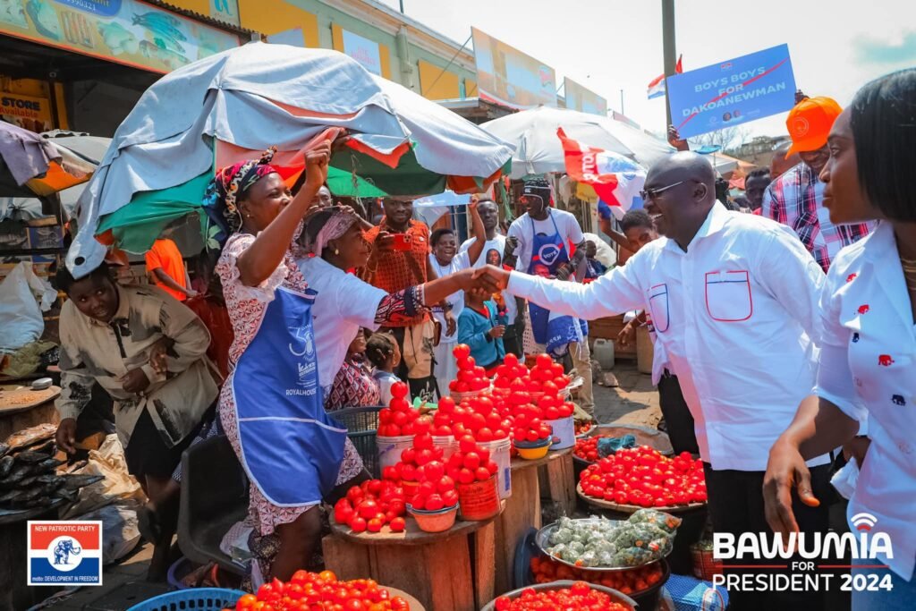 • Dr Bawumia (right) exchanging greetings
with some traders at the Kaneshie Market