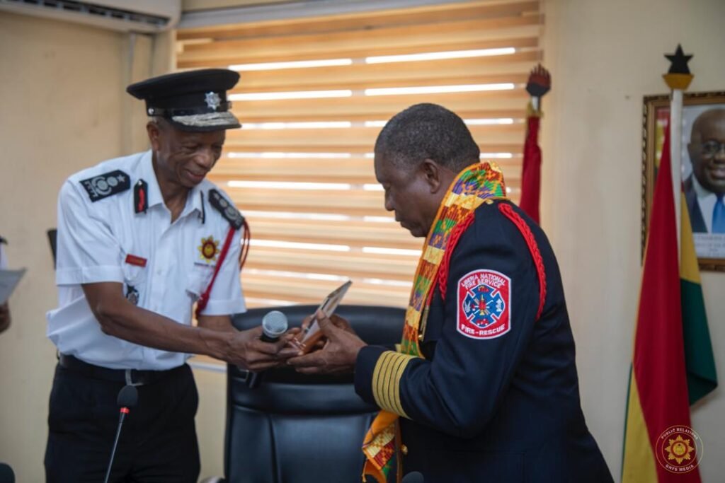 Mr Julius Kuunour (left)presenting a plaque to Col Barvoul Warsuwah