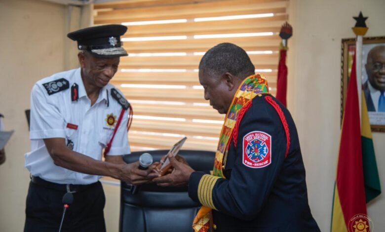 Mr Julius Kuunour (left)presenting a plaque to Col Barvoul Warsuwah