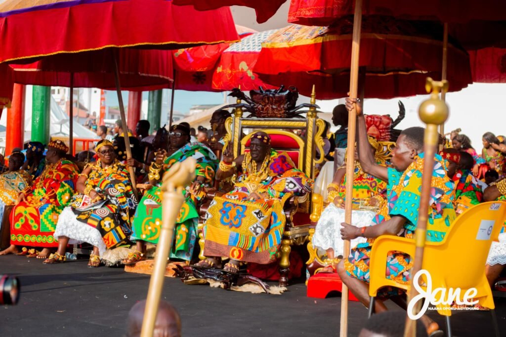 Osabarimba Kwesi Atta II seated in state and addressing the croud 