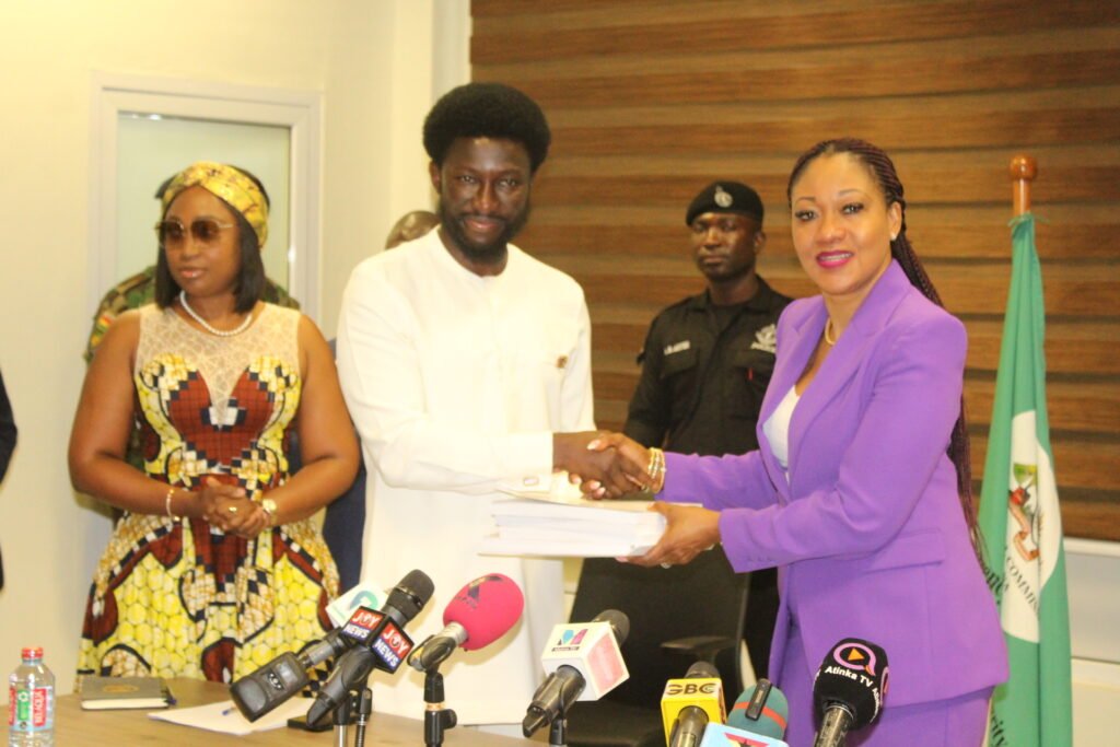 • Nana Kwame Bediako (middle), an Independent Presidential candidate, presenting his documents to Mrs Jean Mensa